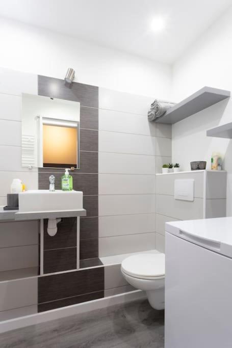 Chez Alexandra - Elegant Studio Avec Parking A Proximite Des Plages Ла-Гранд-Мот Экстерьер фото